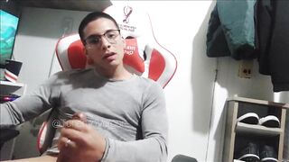 Gamer man jerks off in front of his Stream camera!