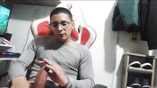 Gamer man jerks off in front of his Stream camera!