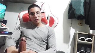 Gamer man jerks off in front of his Stream camera!